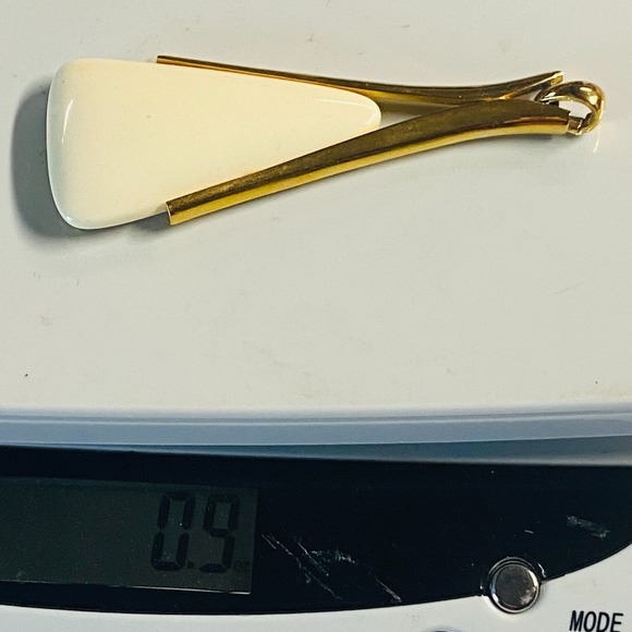 Signed Crown Trifari Resin Cream Triangle Gold Tone Pendant Modernist Vintage - Picture 8 of 8